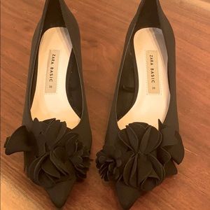 Black pumps with kitten heel